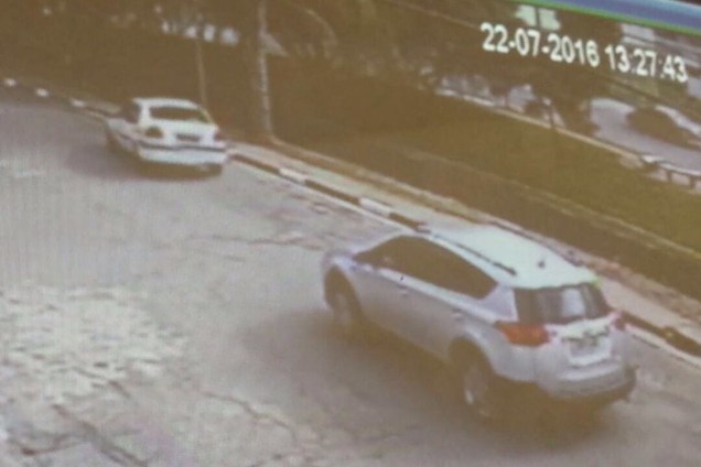 Imagens da rua mostram carro branco de um dos sequestradores na rua de Aparecida Schunck, em São Paulo