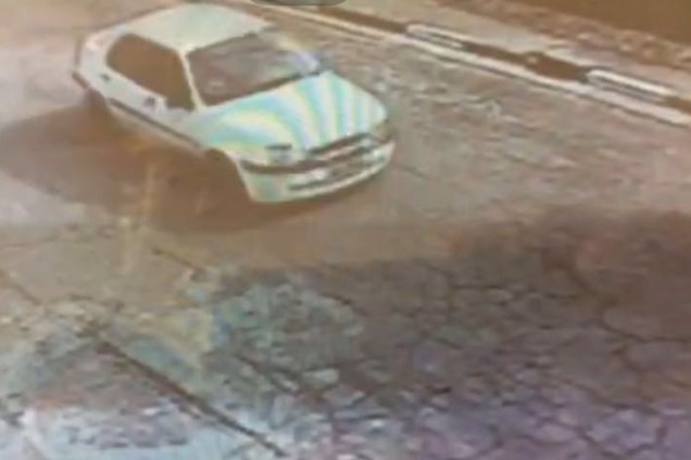 Imagens da rua mostram carro branco de um dos sequestradores na rua de Aparecida Schunck, em São Paulo
