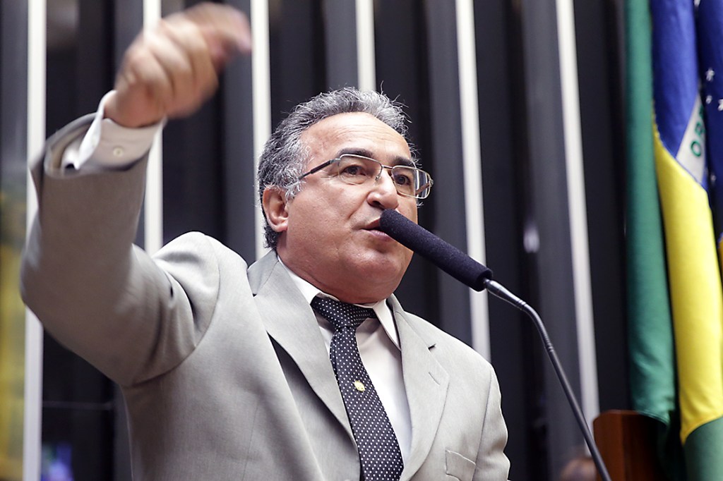 O deputado Edmilson Rodrigues (PSOL-PA) durante sessão ordinária na Câmara, em Brasília