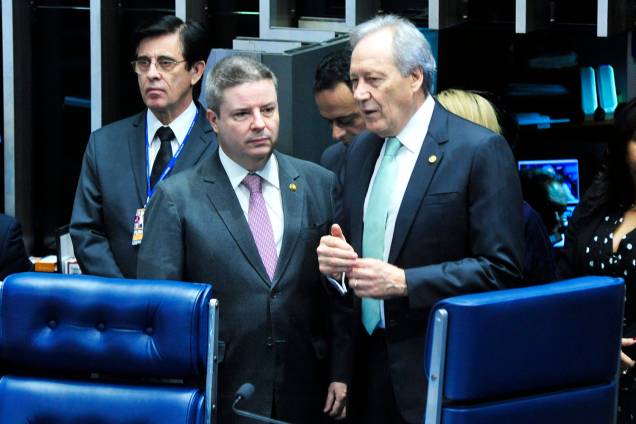 O presidente do STF (Supremo Tribunal Federal), Ricardo Lewandowski, e o relator da comissão especial, Antonio Anastasia (PSDB-MG), antes do início da sessão do julgamento final do impeachment da presidente afastada Dilma Rousseff - 25/08/2016