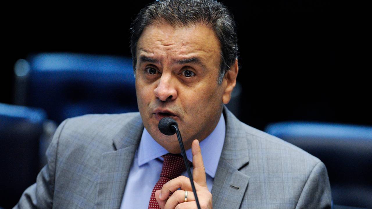 O senador Aécio Neves (PSDB-MG), discursa durante o terceiro dia da sessão de julgamento da presidente da República afastada, Dilma Rousseff, no plenário do Senado Federal - 27/08/2016