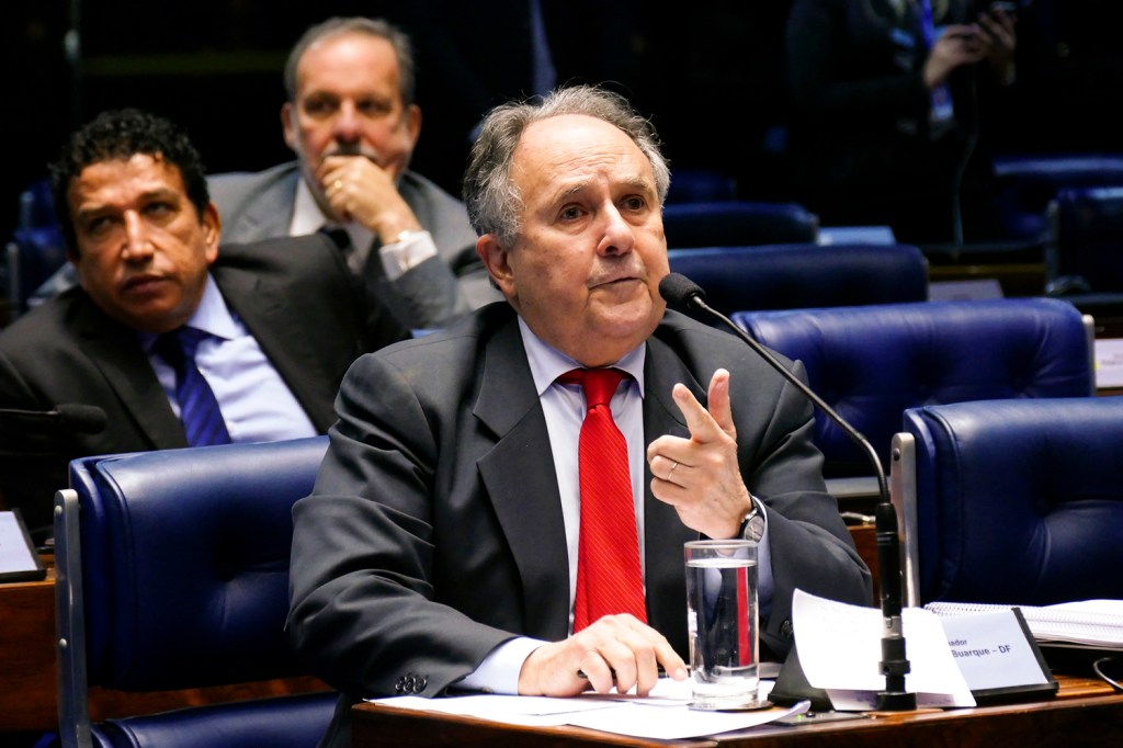 O senador Cristovam Buaque (PDT-DF), discursa durante o terceiro dia da sessão de julgamento da presidente da República afastada, Dilma Rousseff, no plenário do Senado Federal - 27/08/2016