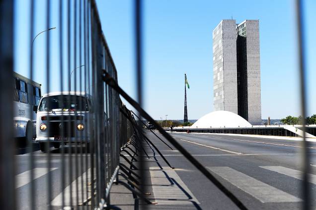 Esplanada dos Ministérios é isolada por cercas e policiamento para controlar manifestações no primeiro dia de julgamento do Impeachment da presidente Dilma Rousseff - 25/08/2016