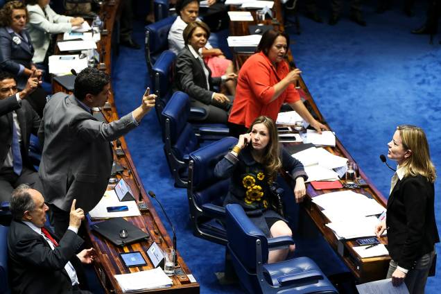 Senadores discutem durante o primeiro dia da sessão de julgamento do impeachment da presidenta afastada Dilma Rousseff - 25/08/2016