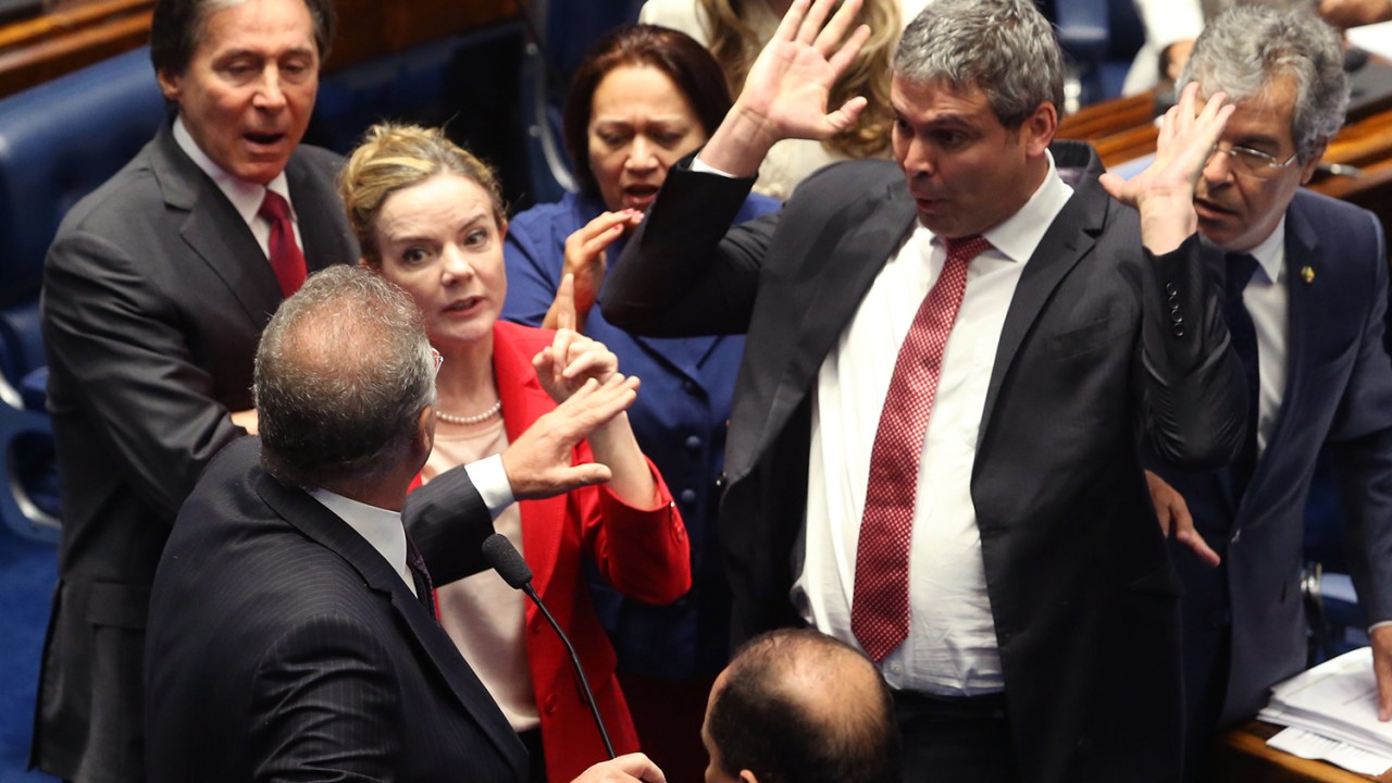 O presidente do Senado Federal, Renan Calheiros, e os senadores Lindbergh Farias (PT-RJ) e Gleisi Hoffmann (PT-PR), discutem durante o segundo dia da sessão de julgamento de Dilma Rousseff. A sessão foi interrompida após o ocorrido - 26/08/2016