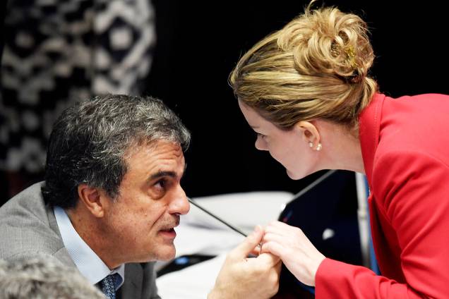 O advogado de Dilma Rousseff, José Eduardo Cardozo, conversa com a senadora Gleisi Hoffmann (PT-PR), durante o segundo dia de sessão 26/08/2016