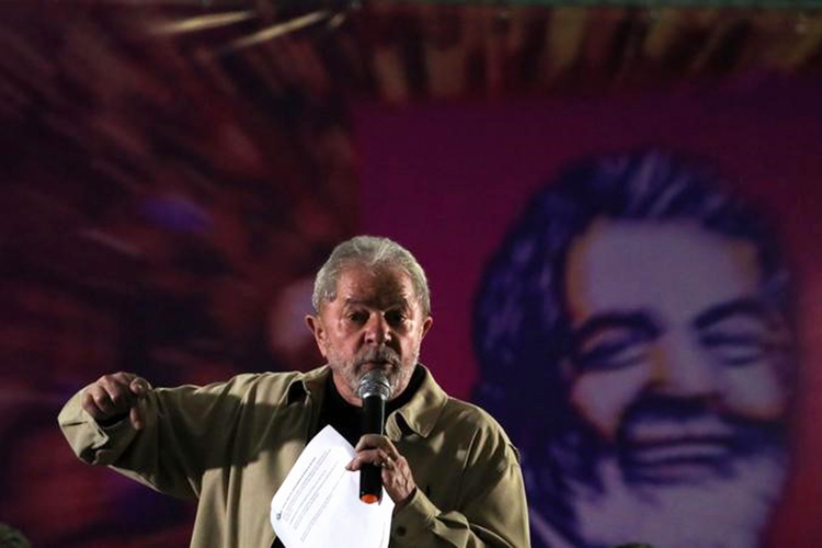 O ex-presidente Luiz Inácio Lula da Silva discursa em reunião com mulheres ativistas em Santo André (SP) - 15/08/2016