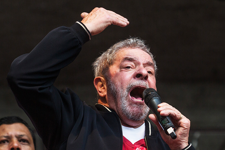 O ex-presidente Lula durante protesto no Vale do Anhangabaú, em São Paulo (SP) - 01/05/2015