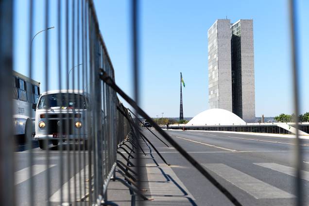 Muro montado em frente a Esplanada dos Ministérios, que separará os grupos pró e contra o impeachment da presidente da República afastada Dilma Rousseff - 25/08/2016
