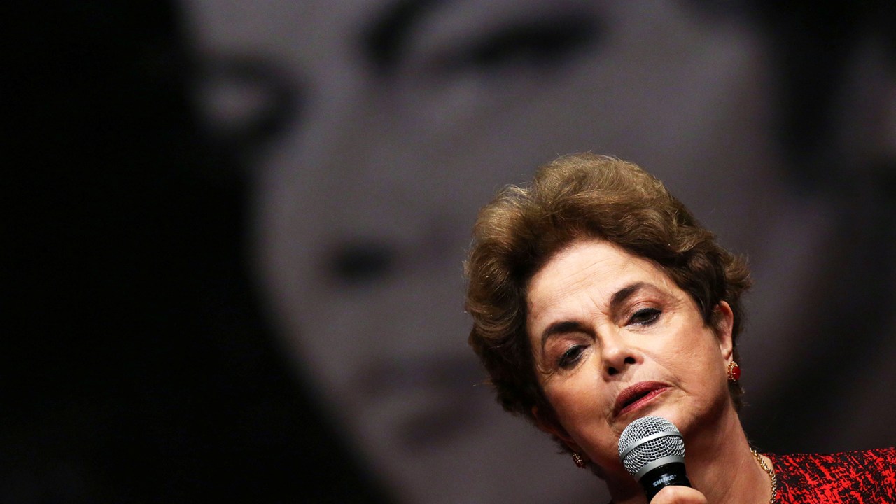 A presidente da República afastada, Dilma Rousseff discursa durante encontro com grupos favoráveis ao seu governo, em Brasília (DF) - 24/08/2016