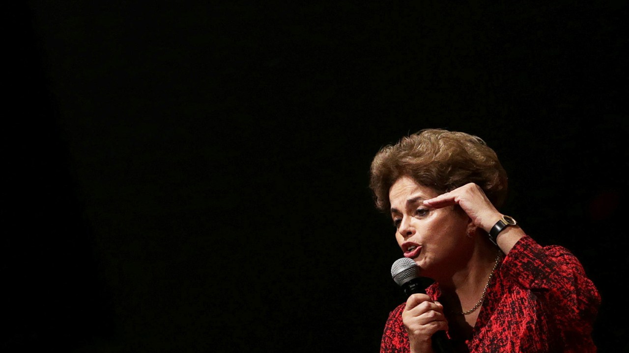 A presidente da República afastada, Dilma Rousseff discursa durante encontro com grupos favoráveis ao seu governo, em Brasília (DF) - 24/08/2016