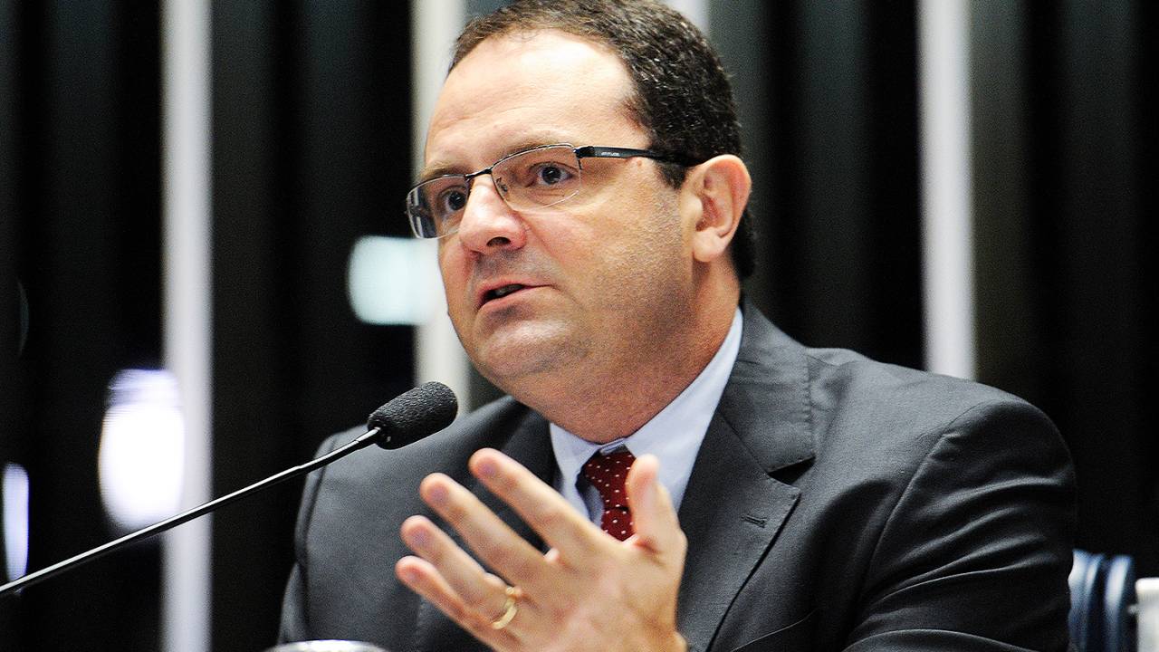 O ex-ministro da Fazenda, Nelson Barbosa, discursa durante o terceiro dia da sessão de julgamento da presidente da República afastada, Dilma Rousseff, no plenário do Senado Federal - 27/08/2016