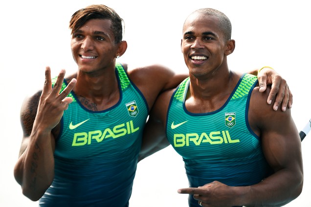 Dupla Isaquias Queiroz e Erlon de Souza vencem medalha de prata na prova de 2000m na canoagem de duplas
