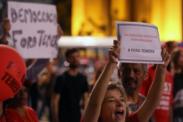 Manifestantes contra o impeachment protestam na Avenida Paulista