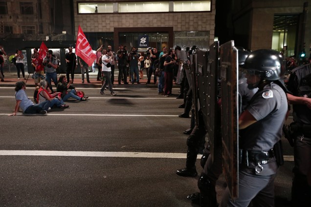 Polícia entra em confronto com manifestantes na Avenida Paulista. durante protesto contra o impeachment, em São Paulo