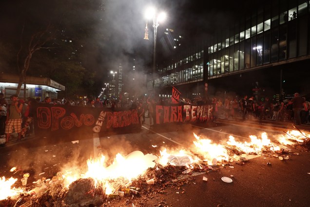 Manifestantes fazem barricada durante protesto contra o impeachment na Avenida Paulista
