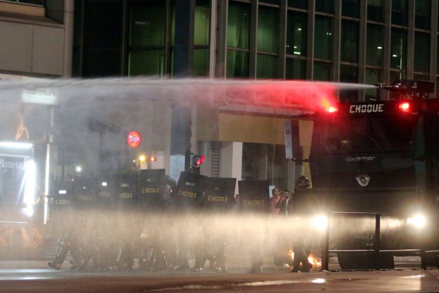 Caminhão do Choque joga água contra manifestantes contra o impeachment, na Avenida Paulista