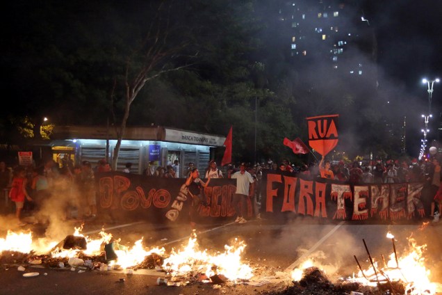 Manifestantes fazem barricada durante protesto contra o impeachment na Avenida Paulista