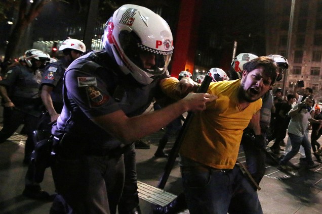 Polícia prende manifestante durante protesto contra o impeachment na Avenida Paulista