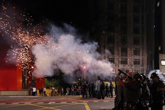 Polícia atira gás lacrimogênio em manifestantes que protestam contra o impeachment na Avenida Paulista
