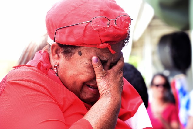 Apoiadora de Dilma Rousseff chora após a petista ser afastada definitivamente do cargo de presidente da República, pelo Senado Federal - 31/08/2016