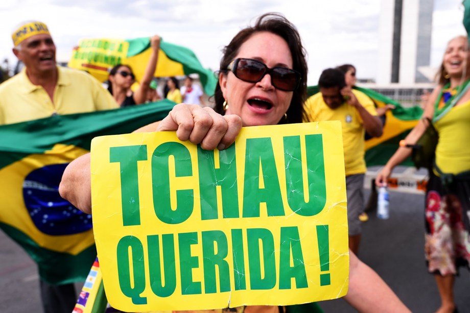 Manifestantes celebram o impeachment de Dilma Rousseff, em frente ao Congresso Nacional, em Brasília (DF) - 31/08/2016