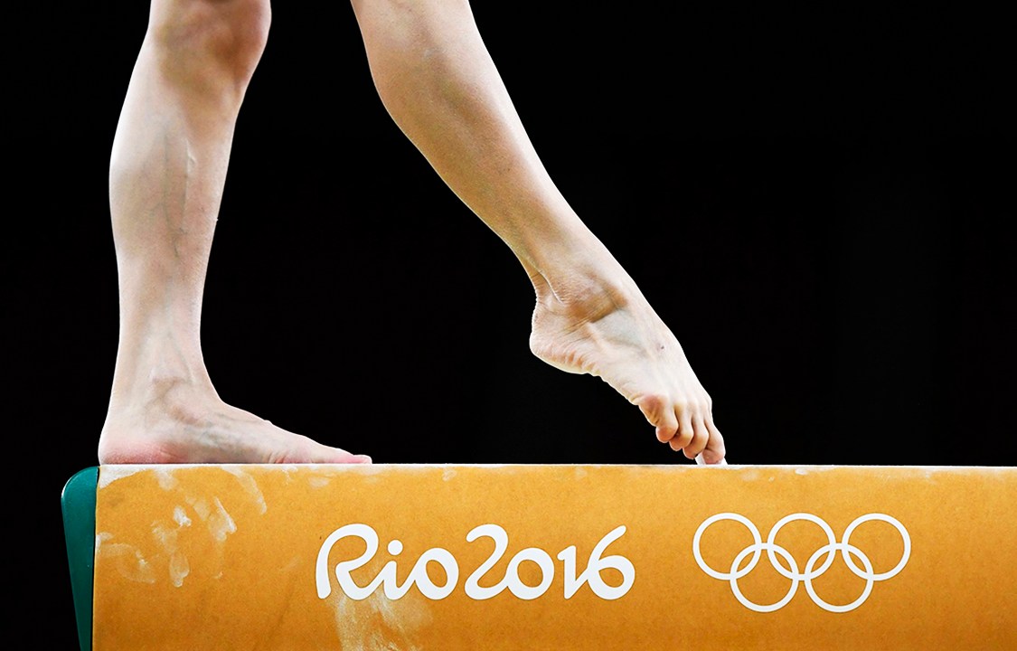 Detalhe de pé de ginasta chinesa, treinando em trave, na Arena Olímpica, no Rio de Janeiro (RJ) - 04/08/2016