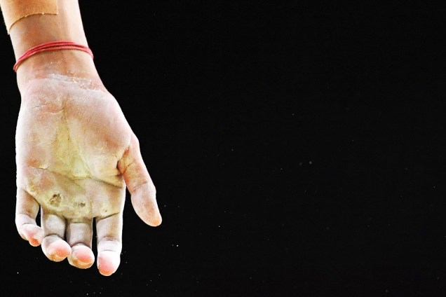 Detalhe de mão de ginasta chinesa, treinando na Arena Olímpica, no Rio de Janeiro (RJ) - 04/08/2016
