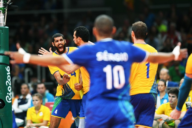 Jogadores do Brasil comemoram a classificação para a final, após vencerem a Rússia por 3 sets a 0