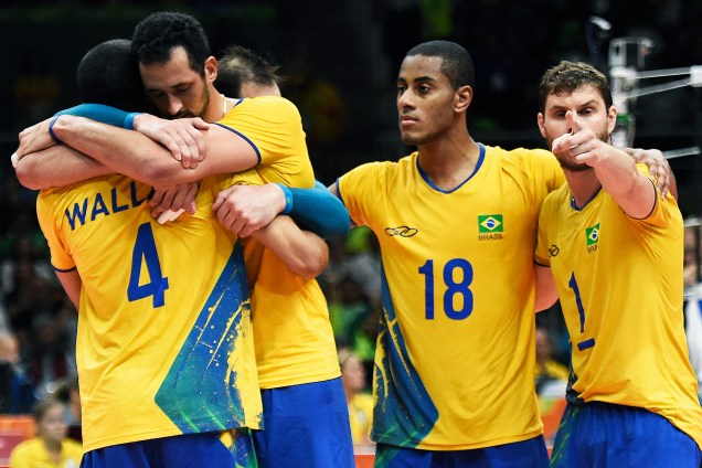 Jogadores do Brasil comemoram  vitória sobre a Rússia, na semifinal do Vôlei de quadra