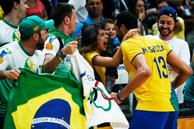 Jogadores do Brasil comemoram  vitória sobre a Rússia, na semifinal do Vôlei de quadra