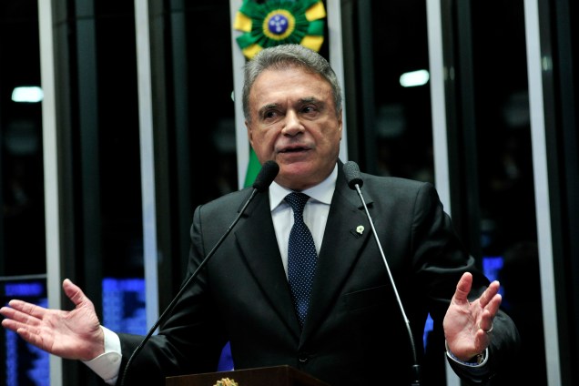 Em discurso, senador Alvaro Dias (PV-PR) durante sessão de julgamento do processo de impeachment da presidente afastada Dilma Rousseff