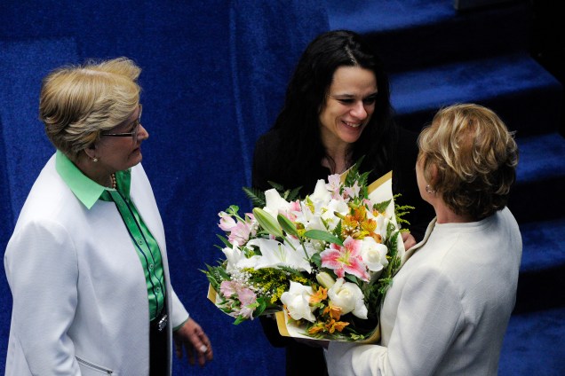 A jurista Janaína Paschoal recebe um buquê de flores.
das senadoras Ana Amélia (PP-RS) e Marta Suplicy (PMDB-SP) - 30/08/2016

Foto: Edilson Rodrigues/Agência Senado
