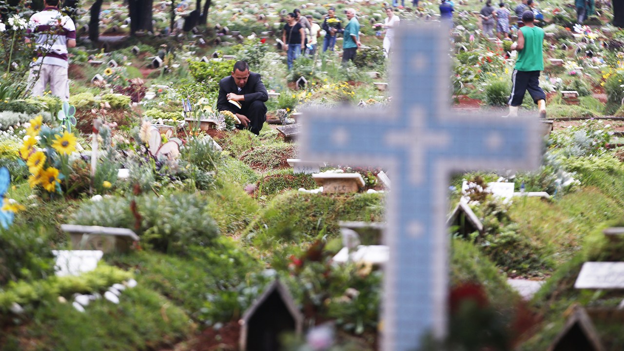 Movimentação no Cemitério da Vila Formosa, na zona leste de São Paulo (SP) - 02/11/2015