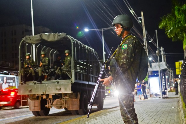 Soldados do exército patrulham as ruas de Natal (RN) na tentativa de conter a violência na cidade - 03/08/2016