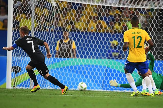 Max Meyer, da Alemanha, marca o gol de empate sobre o Brasil