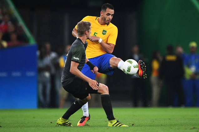 Renato Augusto disputa a bola na partida contra a Alemanha, pela final do futebol masculino nos Jogos Olímpicos Rio 2016