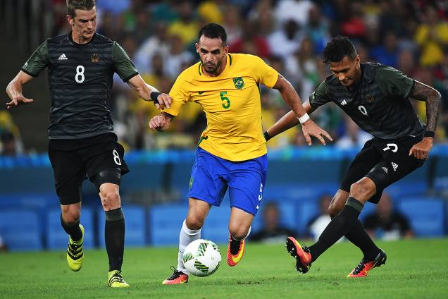 Renato Augusto disputa a bola na partida contra a Alemanha, pela final do futebol masculino nos Jogos Olímpicos Rio 2016