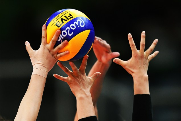 Lance no jogo de vôlei feminino entre Brasil e Japão