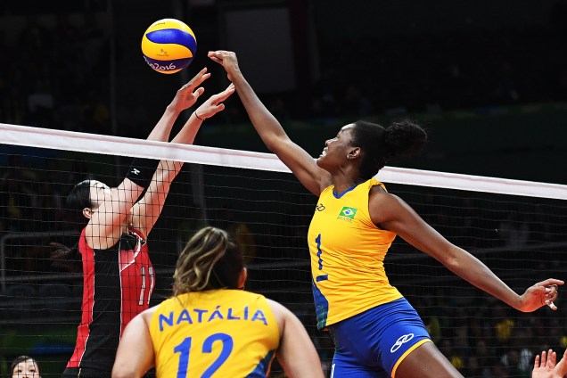 Lance no jogo de vôlei feminino entre Brasil e Japão