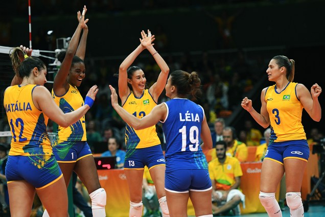 Jogadoras do Brasil comemoram vitória sobre o Japão, nos Jogos Olímpicos Rio 2016