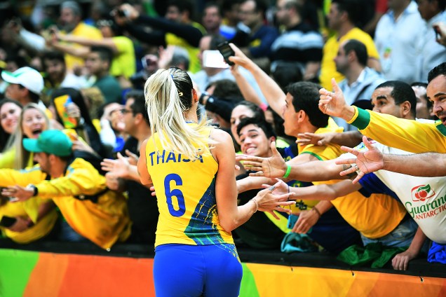 Jogadoras da seleção feminina de vôlei atendem torcedores após jogo contra o Japão