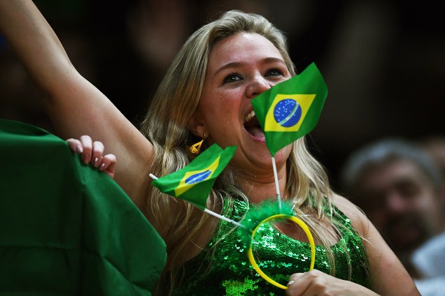 Torcedora do Brasil durante a partida de vôlei feminino contra o Japão, nos Jogos Olímpicos Rio 2016