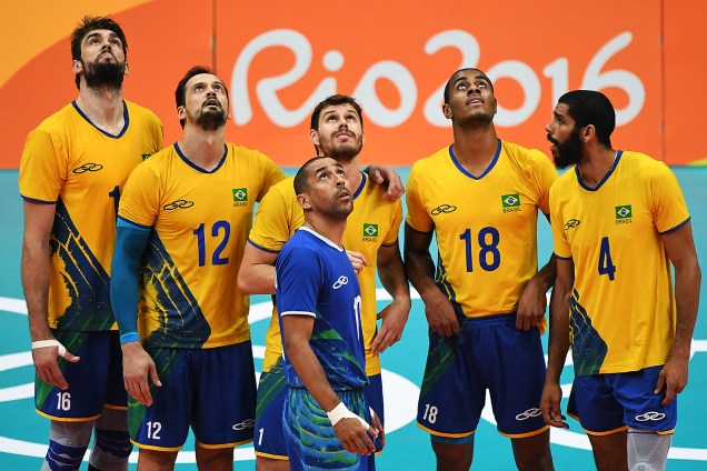 Jogadores do Brasil aguardam decisão de desafio na semifinal contra a Rússia