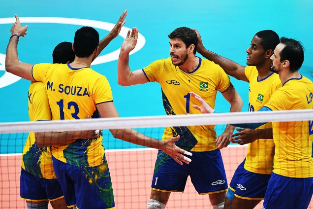Jogadores do Brasil comemoram ponto sobre a Rússia, na semifinal do vôlei de quadra