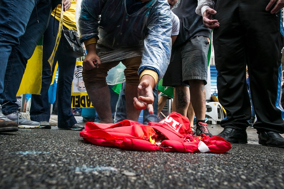 Manifestantes comemoram, na avenida Paulista, decisão do Senado pelo afastamento definitivo de Dilma Rousseff do cargo de presidente da república -31/08/2016
