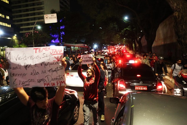Manifestantes contra o governo Temer descem a Rua da Consolação, sentido centro de São Paulo - 31/08/2016