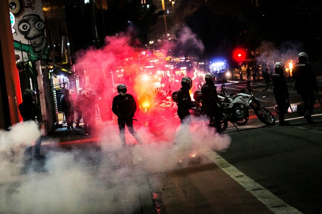 Manifestantes e policiais entram em confronto durante protesto contra o presidente do Brasil, Michel Temer na região da Avenida Paulista, em São Paulo (SP) - 31/08/2016