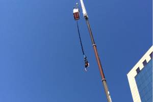 Bungee jump na Zona Portuária: esportes radicais fazem parte do passeio