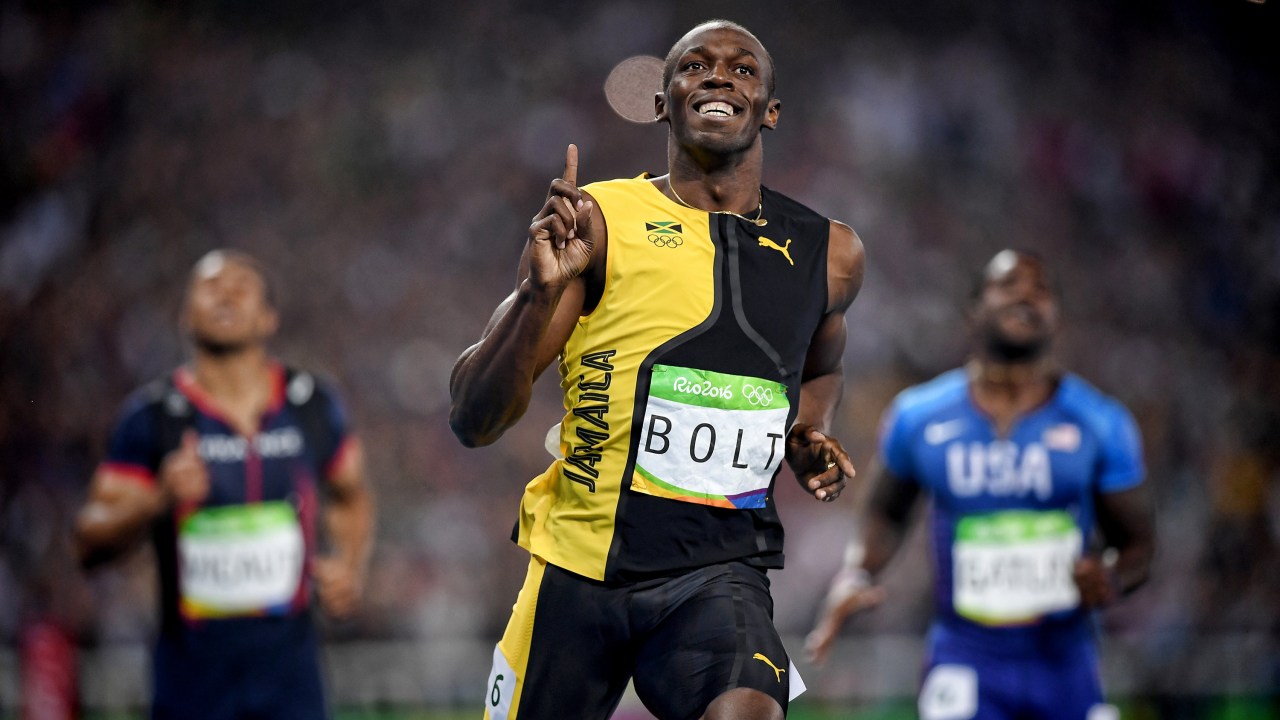 O velocista jamaicano Usain Bolt vence a prova dos 100m rasos, leva a medalha de ouro e faz história, sendo o único tricampeão olímpico na história da modalidade nos Jogos Olímpicos - 14/08/2016